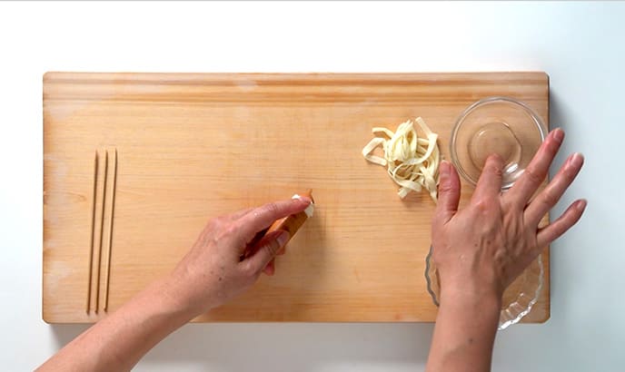 Deco point! 餃子の皮をソーセージに巻きつける