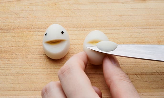 Deco point! ウズラの卵を包丁を使って口を作る