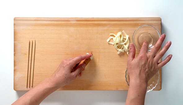 Deco point! 餃子の皮をソーセージに巻きつける