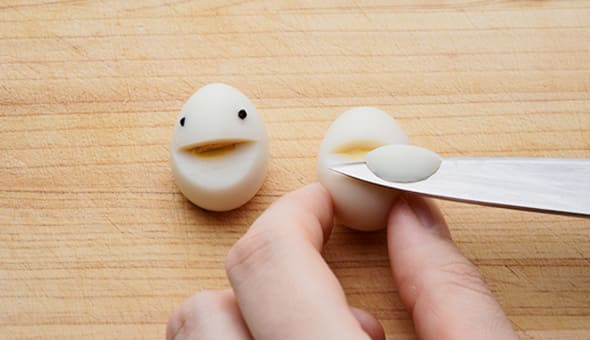 Deco point! ウズラの卵を包丁を使って口を作る