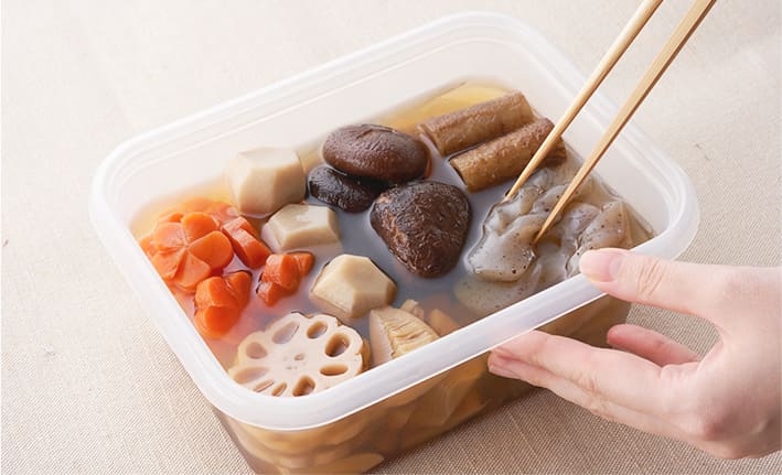 タッパーに入った煮〆めの写真