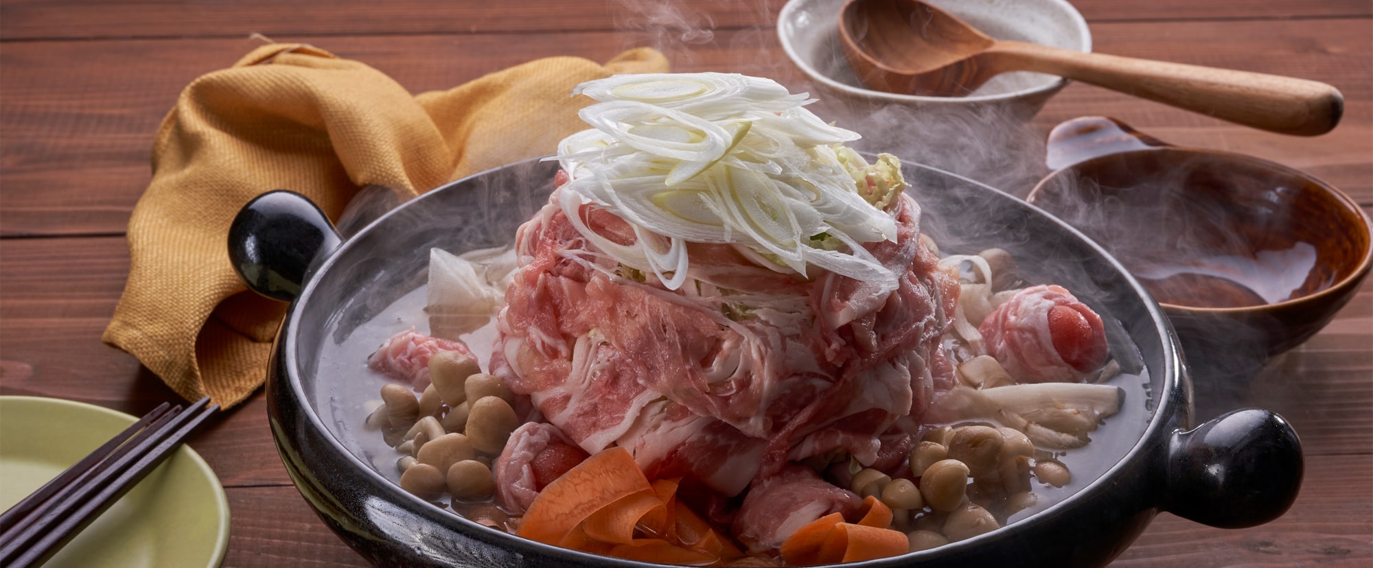 マウンテン肉鍋と皿