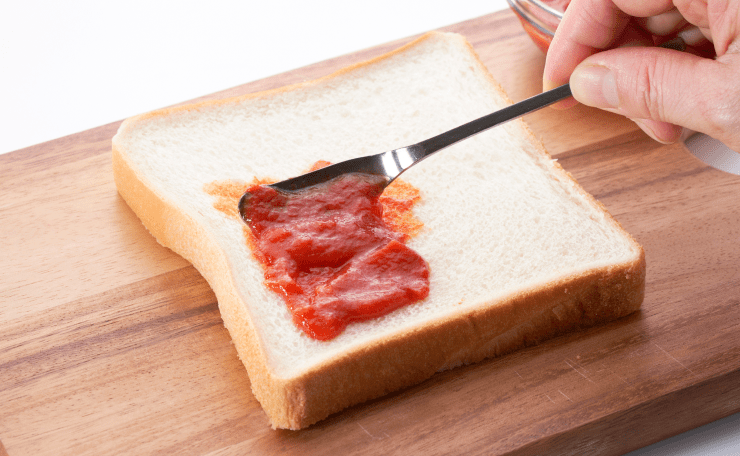 食パンにトマトソースをたっぷり均等に塗る