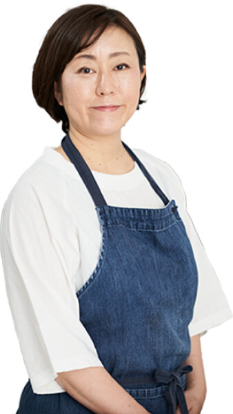 エプロン姿の料理家 落合貴子さん
