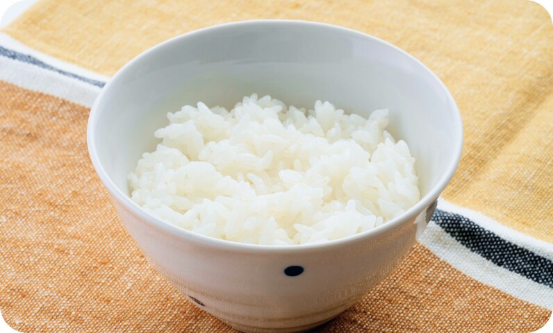 茶碗によそった炊きたてのごはん