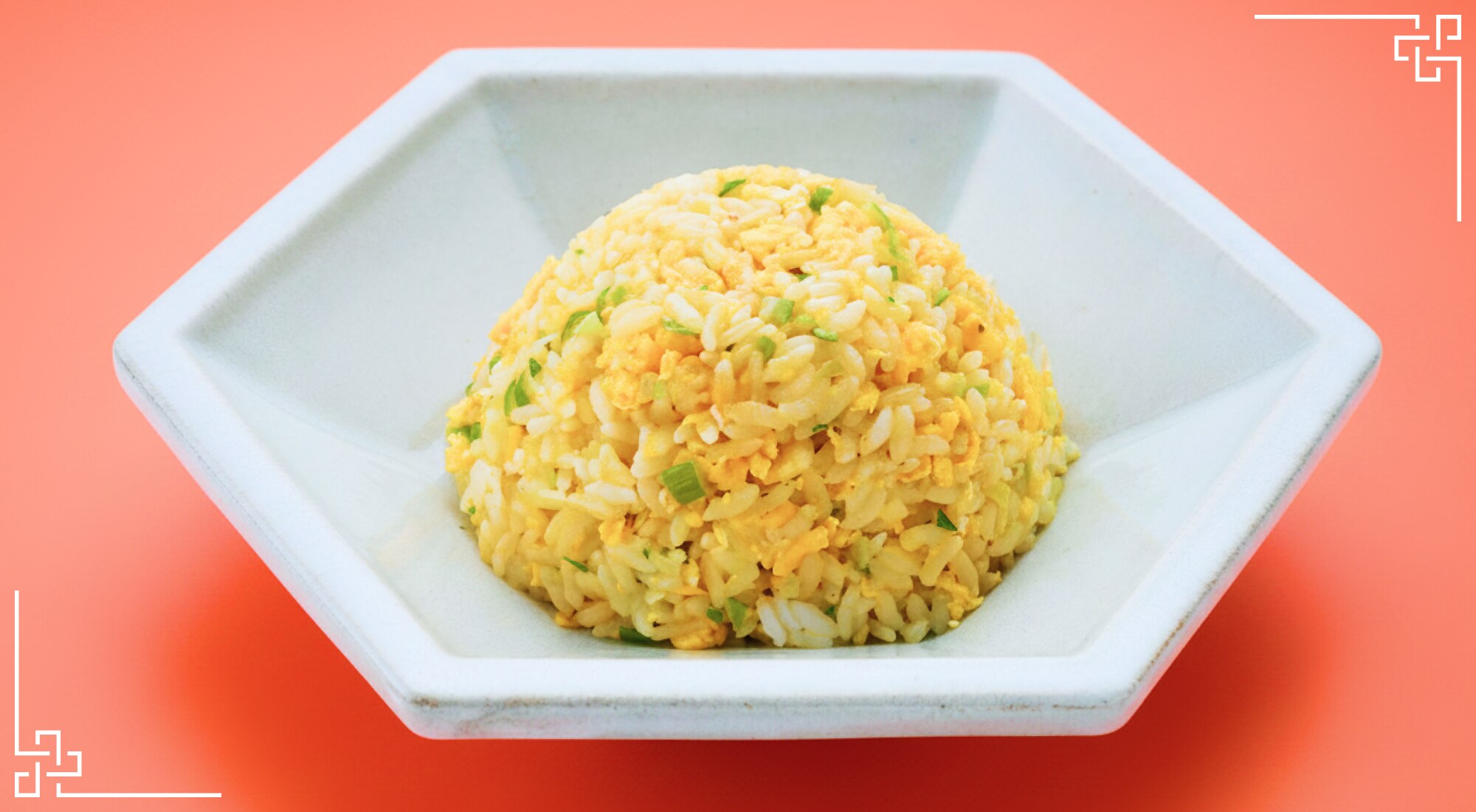 お皿に盛りつけた王道チャーハン