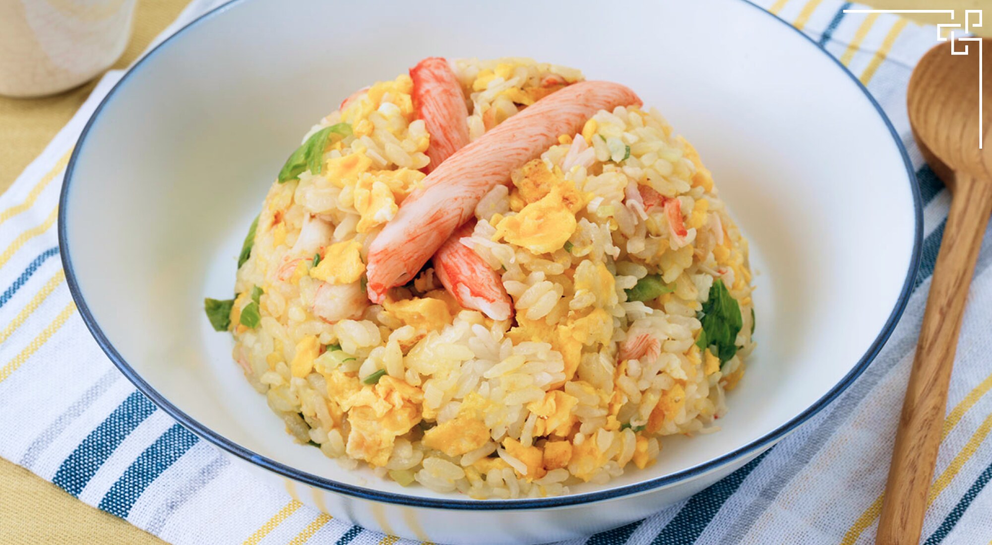 器に盛りつけたかにかまチャーハン