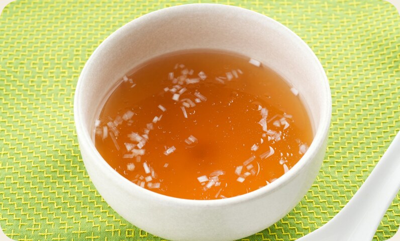 器に注いだ中華スープ