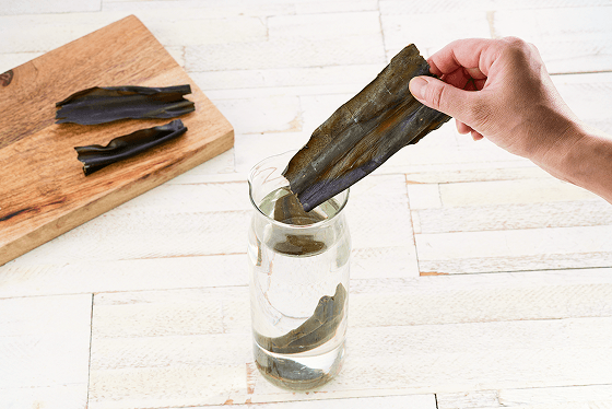 保存容器に「昆布＋水」を入れる
