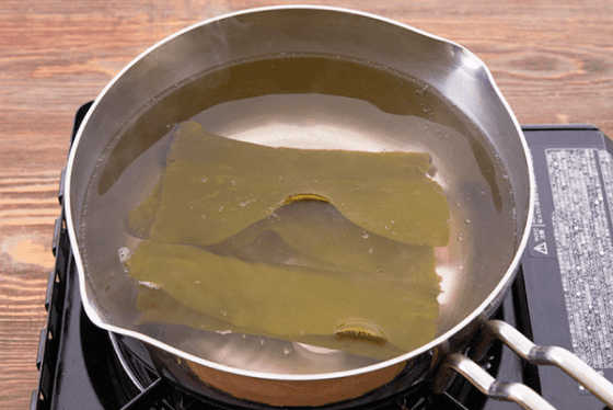 昆布を水に浸している様子