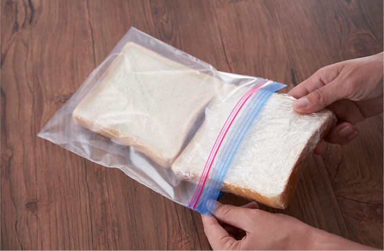 食パンを保存袋に入れる
