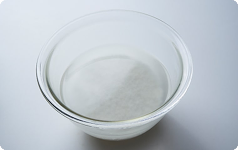 もち米は洗って2時間ほど水に漬けてからざるにあげ、水気を切ります。