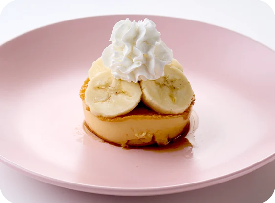 プリンにバナナとホイップクリームをのせたところ