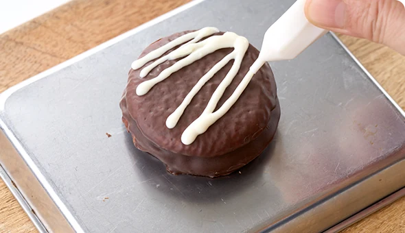 チョコパイにチョコペンで模様を描く