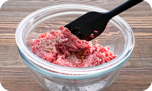 冷やしながら練ることで肉の温度を下げます