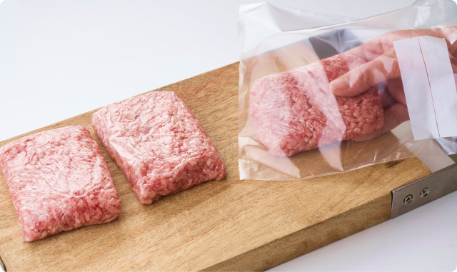 小分けにしたひき肉を冷凍保存袋に並べて入れたところ