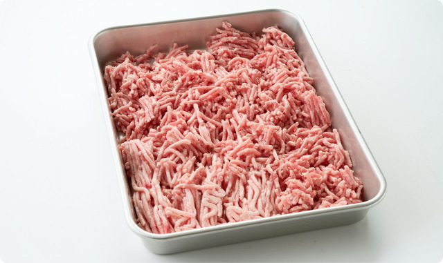 バットに生のひき肉を薄く平らに広げたところ