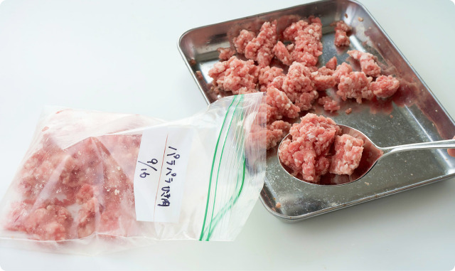 半分凍ったひき肉をスプーンでほぐしているところ