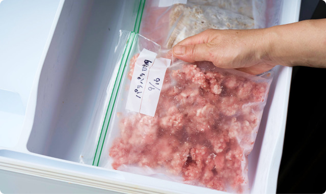 パラパラにほぐしたひき肉を保存袋に移したところ