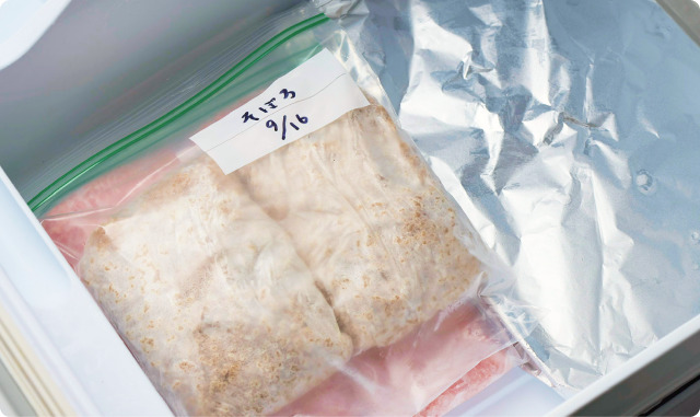 ラップで小分けにしたそぼろを保存袋に入れたところ