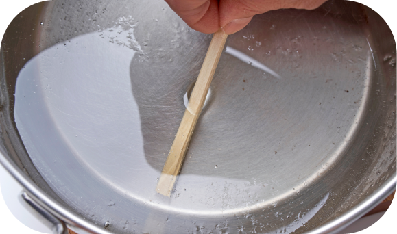 砂糖液に割り箸を浸す