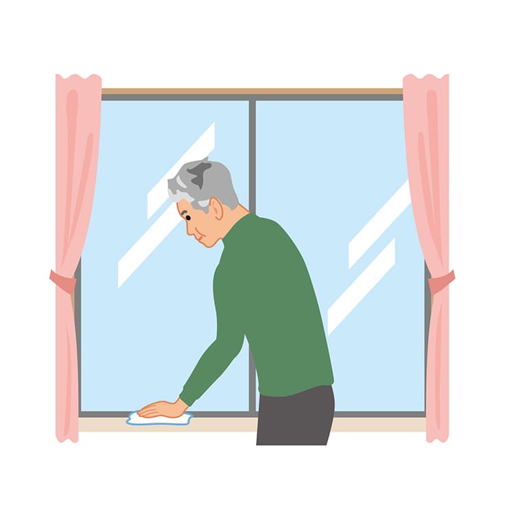 窓を掃除している男性