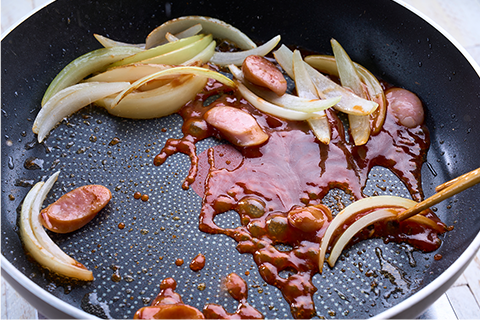たまねぎ、ソーセージを炒める