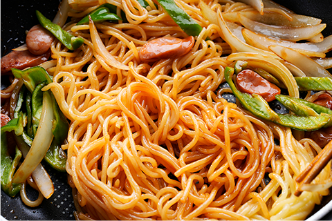 パスタとピーマンを入れて炒める