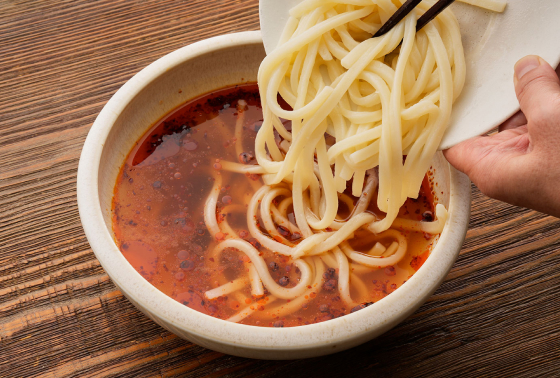 シメには麺を入れて麻辣うどんに！