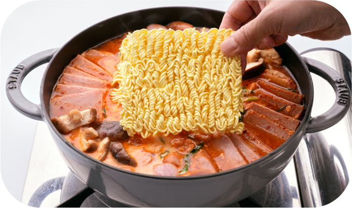 ⑤に乾麺を加えます