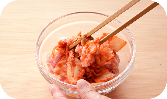 豚肉もひとくち大に切って、キムチと和えます。