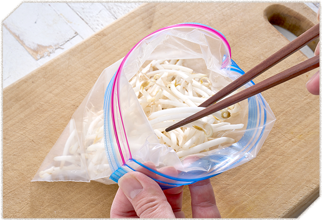 もやしを保存袋に入れる