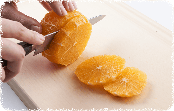 オレンジは外皮をむいて1センチ厚さの輪切りにします。