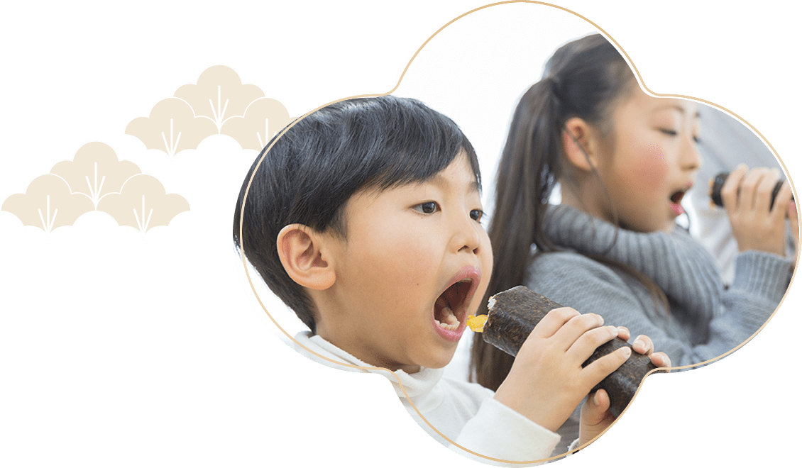 恵方巻きをほおばる子ども達