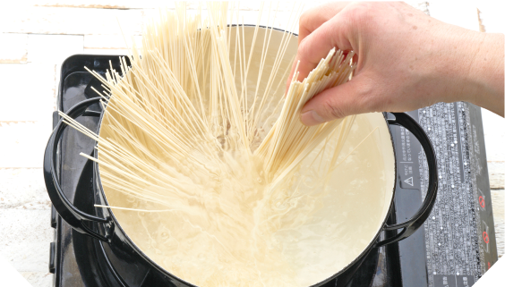麺を散らすように入れる