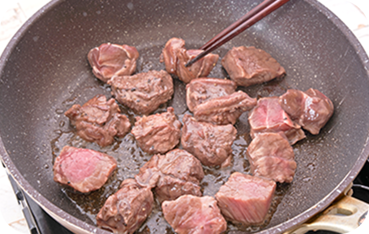 フライパンで牛肉を炒める画像