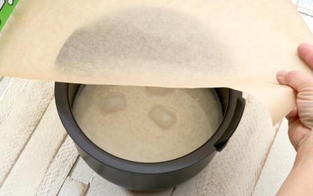 炊飯器の内釜の直径よりひと回り大きくシートをカット