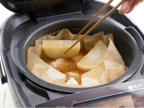 炊き上がったら、均一に味をしみこませるため、だいこんを一度ひっくり返し、おかず全体を混ぜます。
