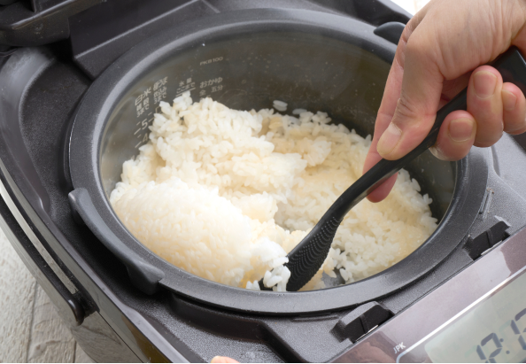 炊き上がったらクッキングシートごとボウルなどに取り出し、炊けたごはんをほぐしたら器に盛り付け、とり大根には煮卵を添え、青ねぎを散らします。
