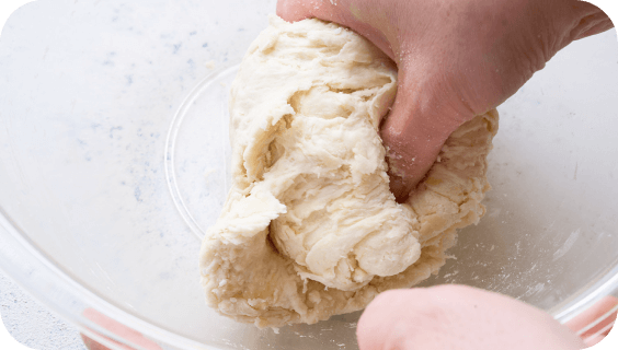 手で生地をまとめる