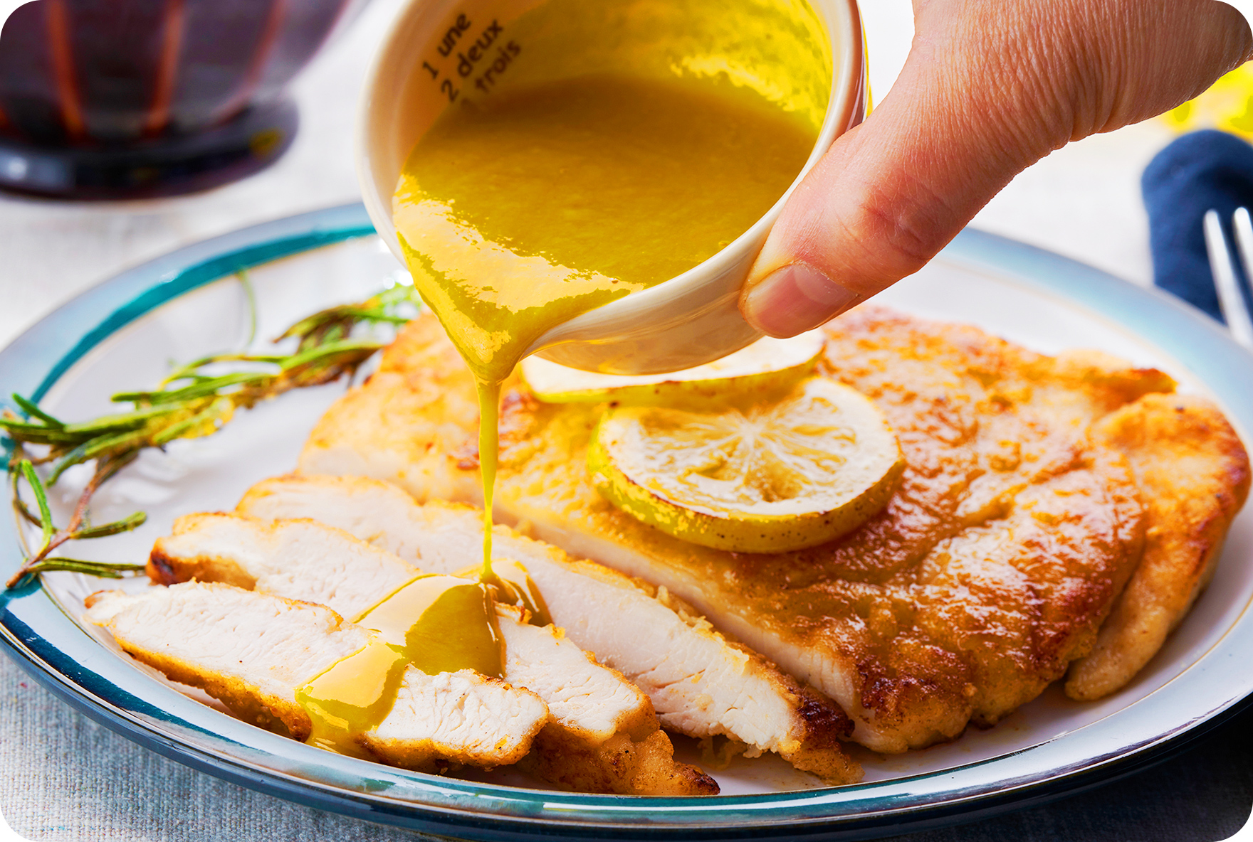 洋風×焼く 均一にのばして、コーティングすることでやわらかくジューシーな食感に 鶏むね肉のレモンハーブステーキ
